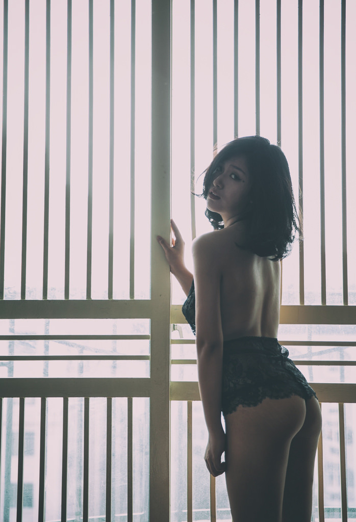 門衛(wèi)老頭吮她的花蒂的主演是誰